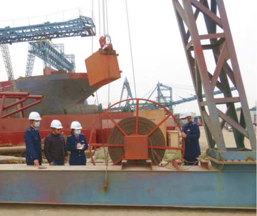 (图为1月7日龙海市市场监管局紫泥监管所执法人员深入船舶修造企业