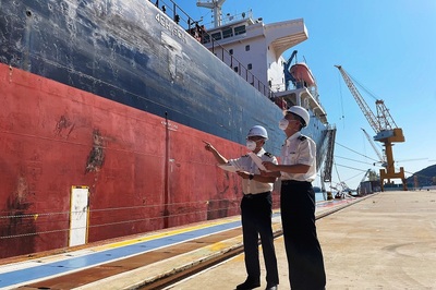 海关支持民营船企顺利完成首单修船业务(图)