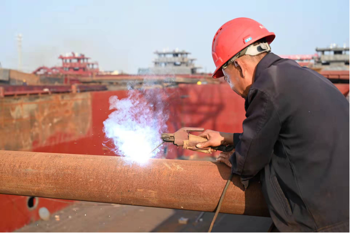 造船工人在船上焊接 摄影 严立政据悉,桂平市船舶修造产业已有100多年