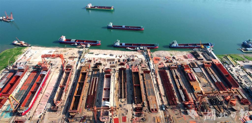 长江外滩,是长江内河重要的船舶工业基地,目前已聚集10家船舶修造企业
